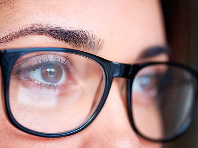 Đeo kính không độ có hại mắt không?