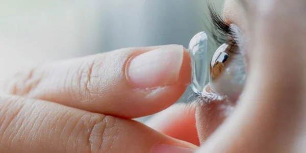 Mắt kính áp tròng cận thị là gì? 