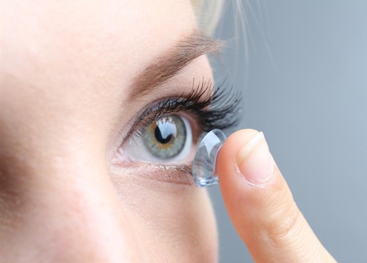 Kính áp tròng cần lưu ý khâu vệ sinh, tránh gây nhiễm trùng mắt