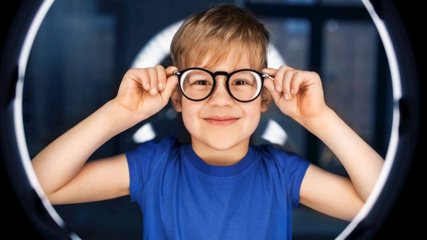 Kinh nghiệm giúp bố mẹ mua kính cận tốt cho bé