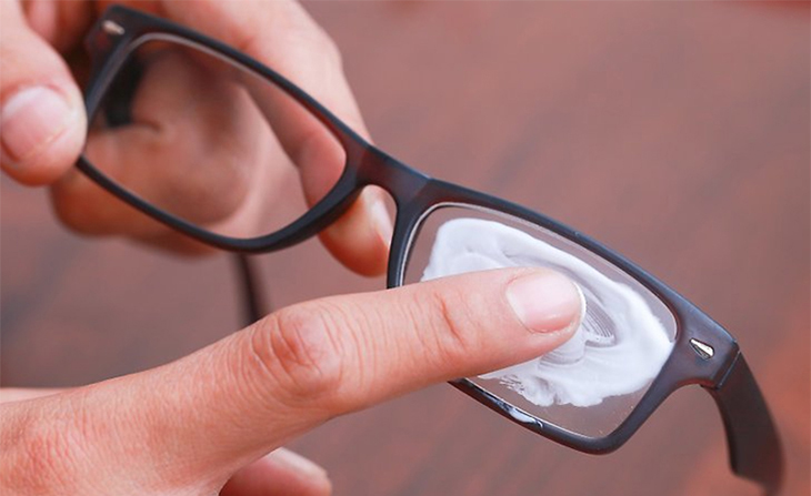 03 Sai lầm khi vệ sinh kính làm kính bị trầy xước