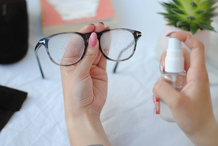 Cách chế nước rửa mắt kính vừa hiệu quả vừa an toàn với kính