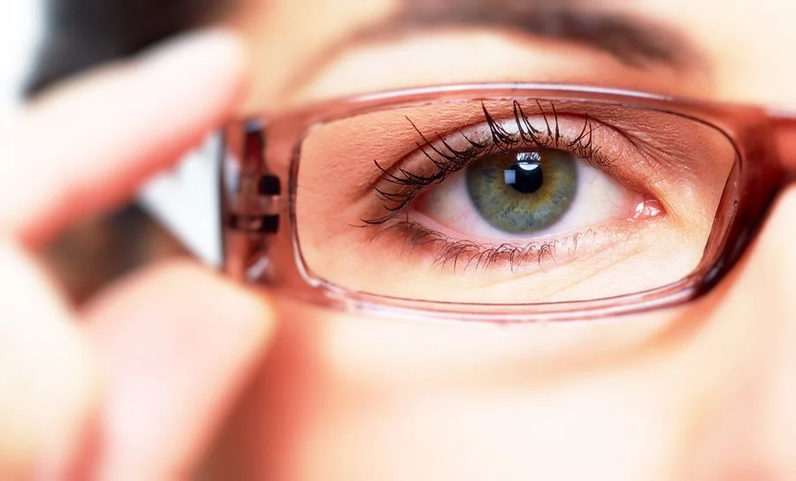 Đeo kính cận thấp hơn độ mắt có gây hại cho mắt không?