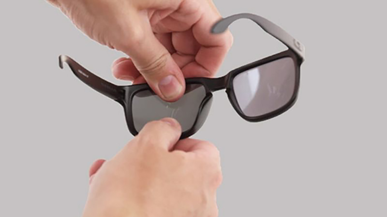 cách tháo mắt kính cận bằng tay đơn giản tại nhà