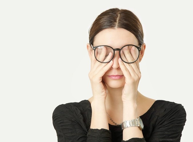 Cận 1.5 độ có nên đeo kính không? Làm thế nào để tránh tăng độ?
