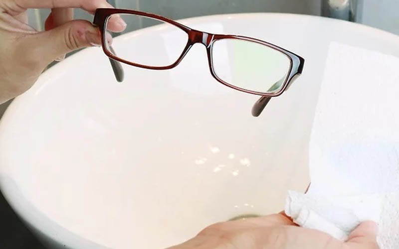 Lau kính cận bằng giấy có bị xước không?