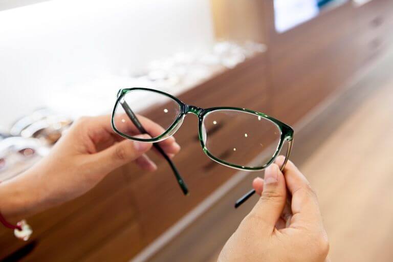 Loạn thị bao nhiêu độ thì nên đeo kính?
