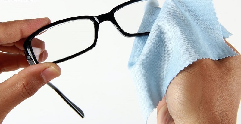 Mặt kính cận xước có nên thay kính mới?