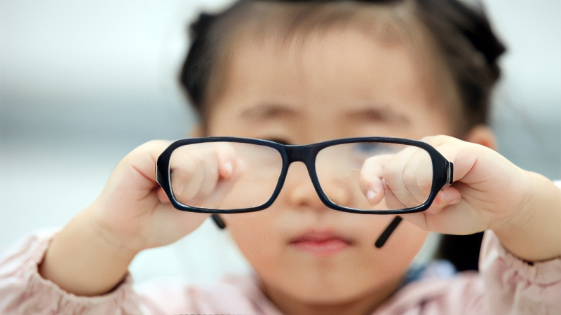 Trẻ em bị cận nhẹ có nên đeo kính hay không?